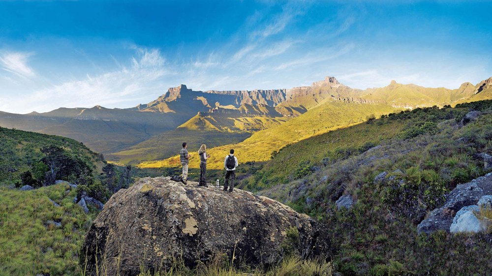 Drakensberge - drei Menschen genießen die Aussicht