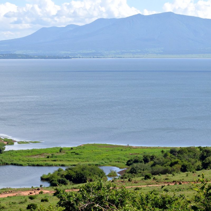 Lake Manyara mit Berglandschaft im Hintergrund