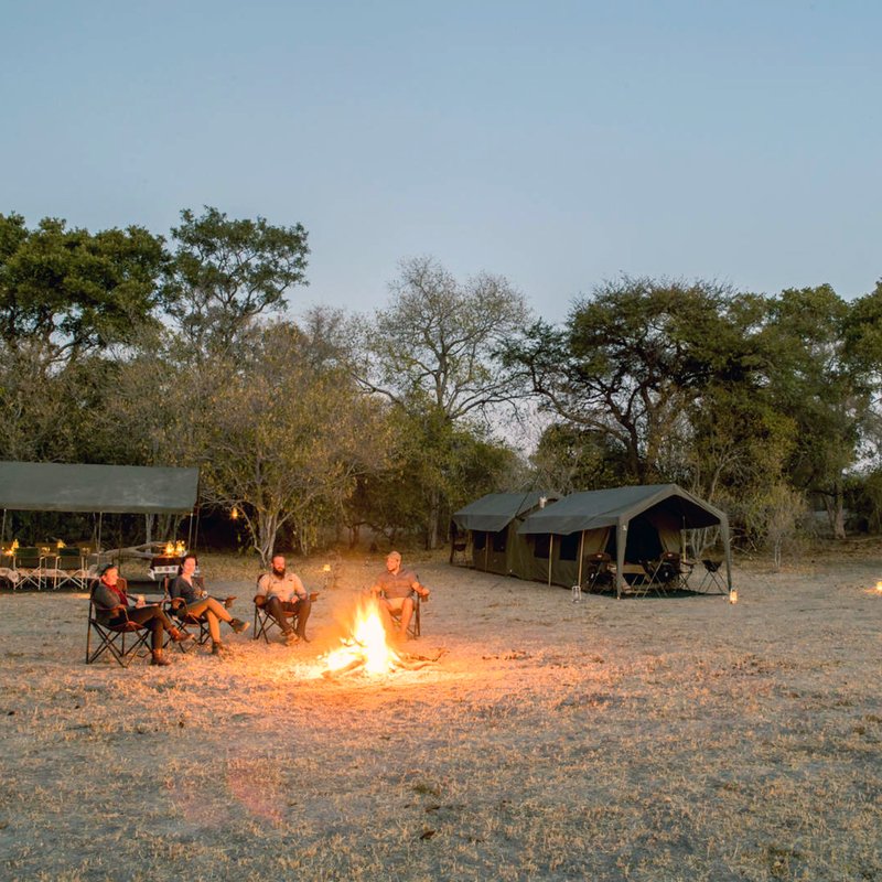 Am Lagerfeuer im Camp