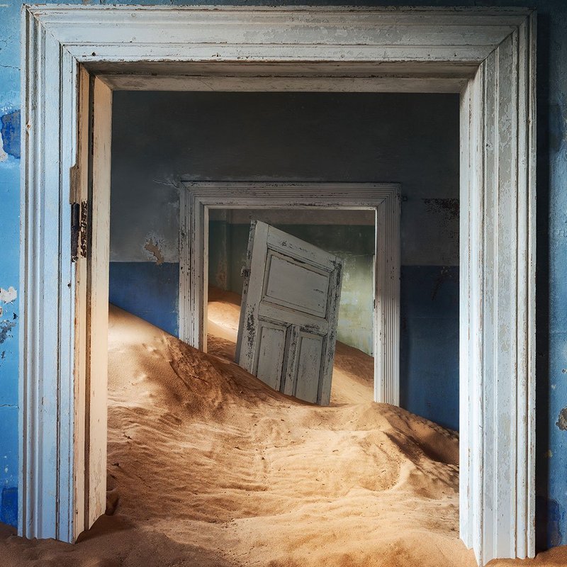 Blick in ein vom Sand durchspültes Haus in der Geisterstadt Kolmanskuppe