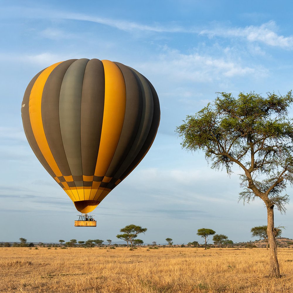 Heißluftballon über der Serengeti