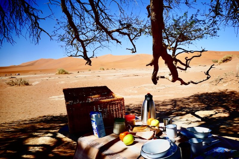 Picknick in der Wüste auf Afrika Reise