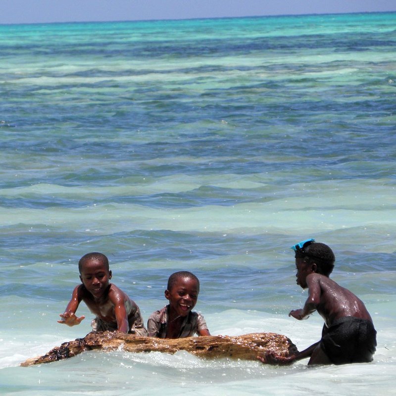 Schwimmen im Indischen Ozean auf Sansibar