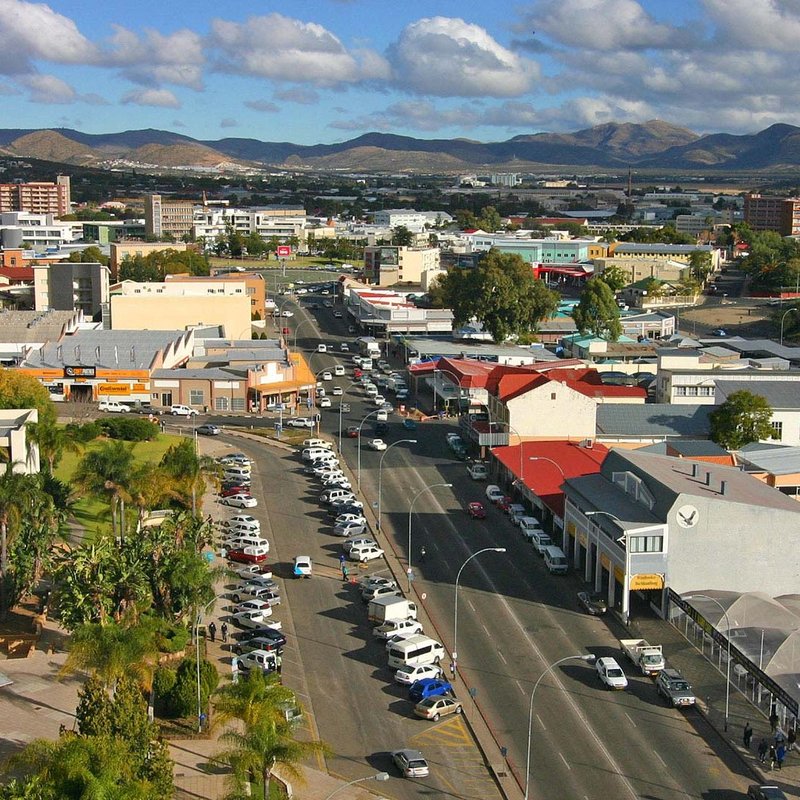 Blick aus der Luft auf die Straßen von Windhoek 