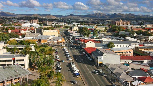 Blick aus der Luft auf die Straßen von Windhoek 