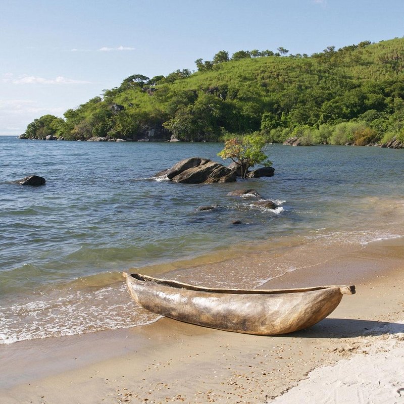 Mokoro liegt am Strand des Malawisee
