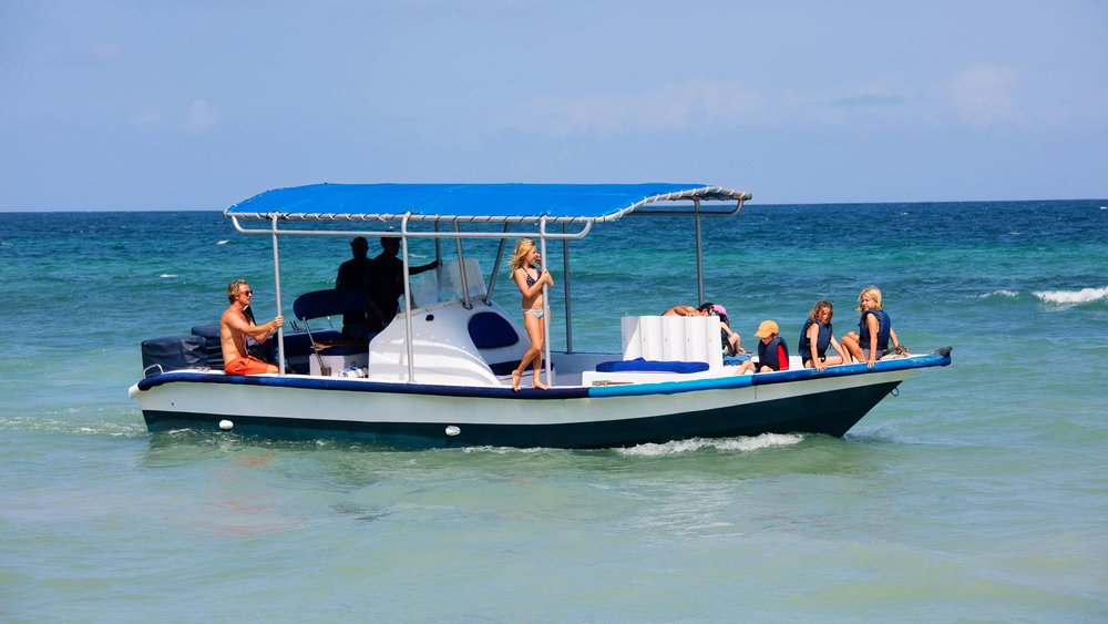 Eine Gruppe Menschen genießt die Fahrt mit einem Ausflugsboot vor der Küste von Diani Beach
