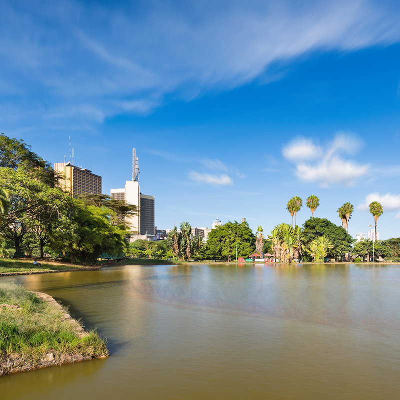 See mit Skyline von Nairobi im Hintergrund