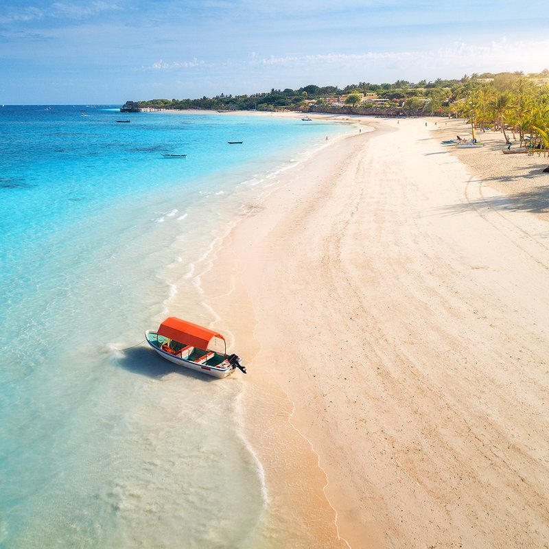 Strand und türkisblaues Meer von Sansibar
