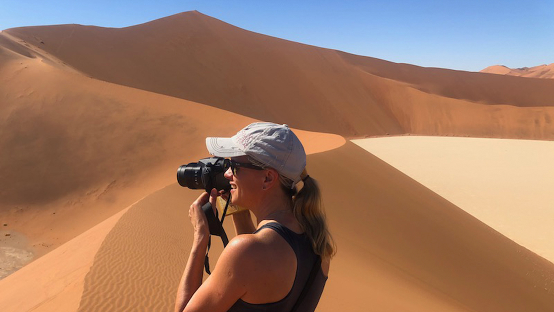 Eine Frau fotografiert die Dünenlandschaften des Sossusvlei 