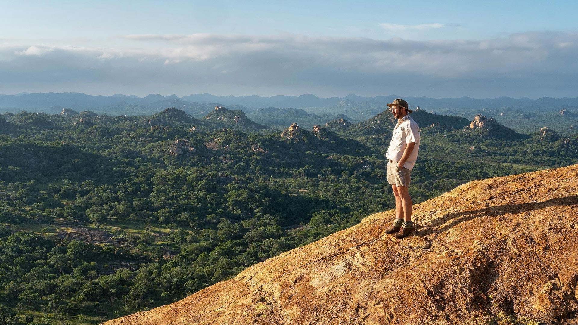 Ein Mann genießt die Aussicht auf die Landschaft von den Matobo Hills aus