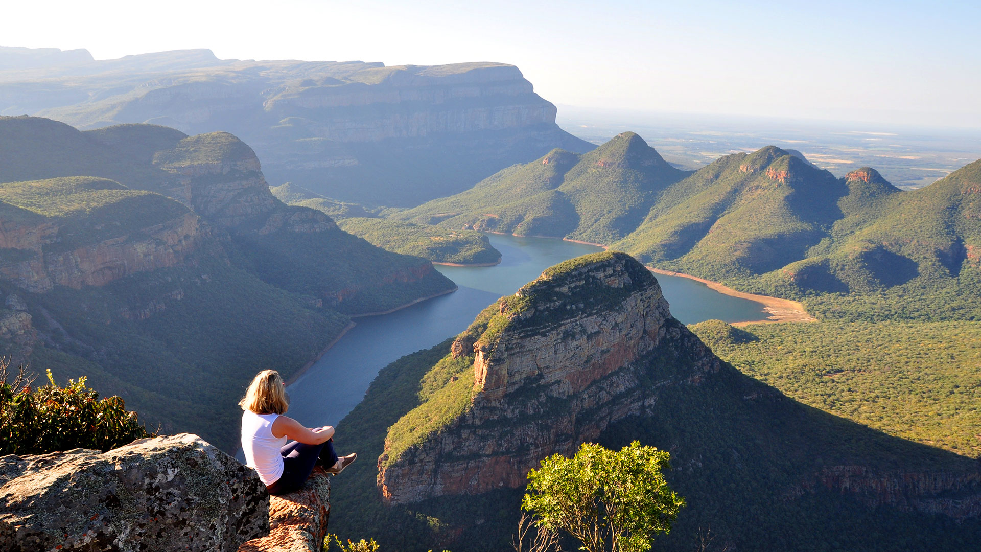 Panoramaroute und Blyde River Canyon Frau betrachtet die Landschaft von oben