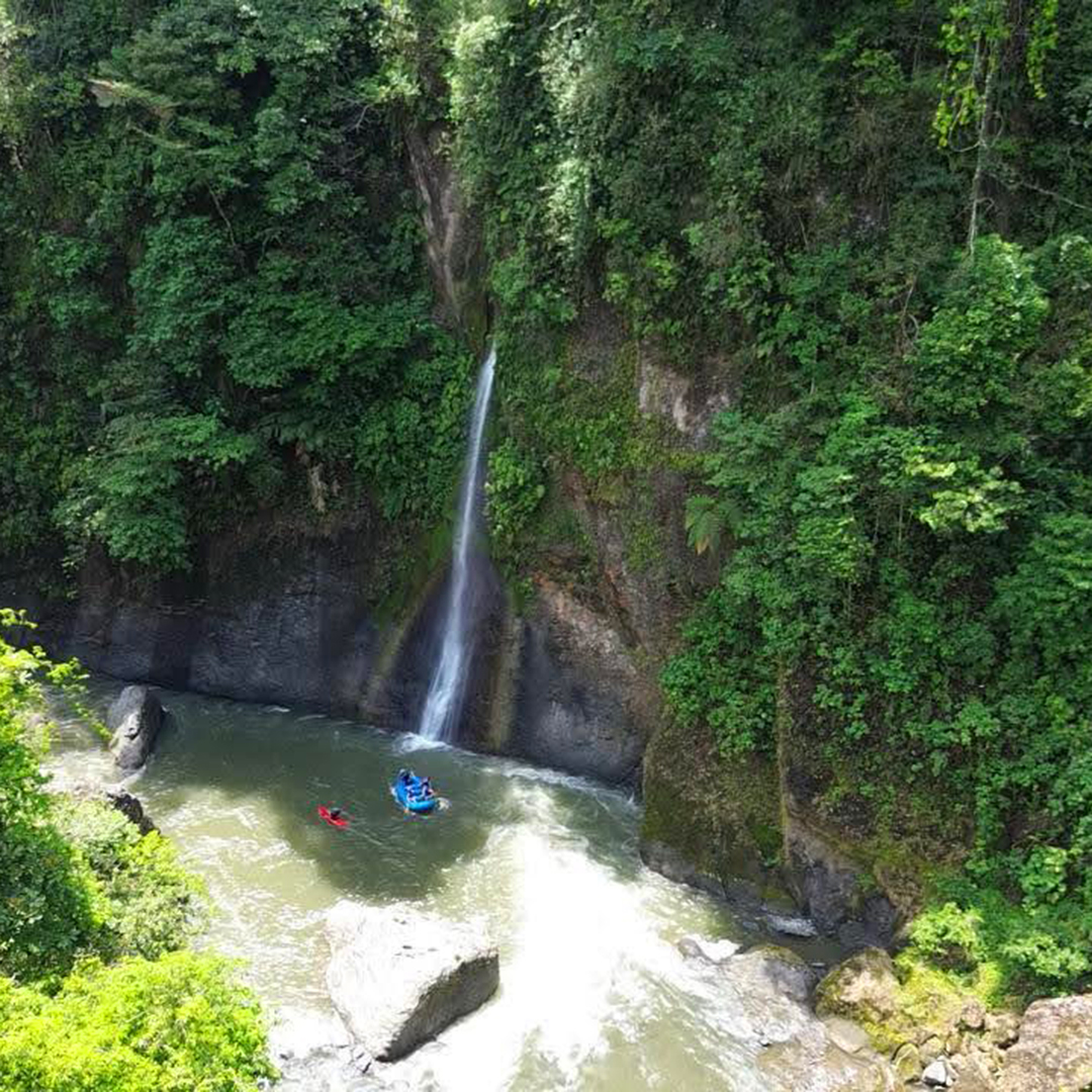 Wasserfall in der Nähe der Rio Vista Lodge